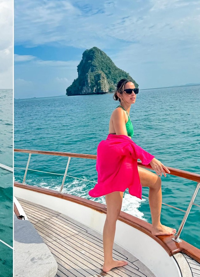 Tampil bak ABG, Nia mengenakan set bikini berwarna hijau dipadukan dengan kemeja berwarna fuschia yang dijadikan sebagai outer. Ia juga melengkapi penampilannya dengan sebuah kaca mata hitam. Foto: Instagram/@ramadhaniabakrie