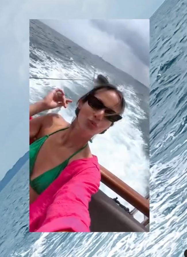 Tampil natural, Nia juga terlihat tak mengenakan pulasan makeup pada wajahnya. Meski demikian penampilannya tetap mempesona. Foto: Instagram/@ramadhaniabakrie