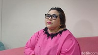 Nunung Srimulat yang tengah berjuang melawan kanker payudara juga tak luput dari perhatian. Raffi Ahmad tidak hanya membantu biaya operasi kankernya di tahun 2023-2024, tapi juga memberikan modal usaha. (Foto: febryantino nur pratama)