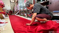 Itu lah yang dirasakan Suboko (67), pemilik Devi Konveksi di Balongsari 5 nomor 16, Kelurahan Balongsari, Magersari, Kota Mojokerto. Pesanan bendera dan umbul-umbul merah putih untuk perayaan HUT Kemerdekaan RI ke-79 ramai sejak Juni 2024.