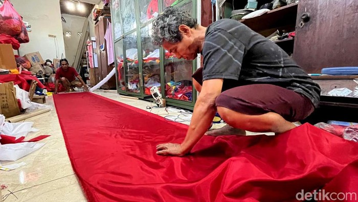 Omzet Perajin Bendera di Mojokerto Tembus Rp 200 Juta Omzet Perajin Bendera di Mojokerto Tembus Rp 200 Juta