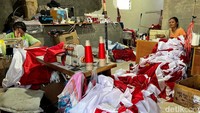 Setiap harinya, konveksi ini menghabiskan 8-10 rol kain. Setiap rol panjangnya mencapai 50 meter, sedangkan lebarnya 1,5 meter.