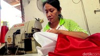Bahkan, mereka harus bekerja lembur dari pukul 09.00 sampai 23.00 WIB, untuk penuhi pesanan dari konsumen. Kapasitas produksinya saat ini jauh meningkat dibandingan bulan-bulan sebelumnya yang hanya 80 bendera dan umbul-umbul.