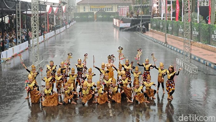 Opening Jember Fashion Carnival 2024 diguyur hujan