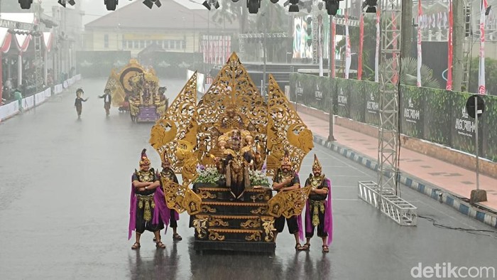 Opening Jember Fashion Carnival 2024 diguyur hujan