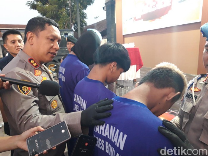 Para pesilat yang jadi tersangka dalam kasus tewasnya remaja di Kecamatan Ngemplak, Boyolali, saat dihadirkan di Mapolres Boyolali, Kamis (2/8/2024) petang.