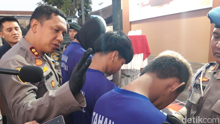 Para pesilat yang jadi tersangka dalam kasus tewasnya remaja di Kecamatan Ngemplak, Boyolali, saat dihadirkan di Mapolres Boyolali, Kamis (2/8/2024) petang.