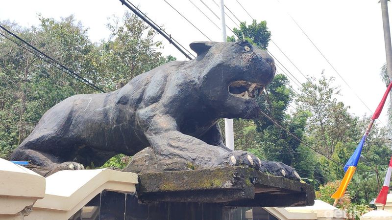 Patung macan di Polsek Purwaharja, Banjar