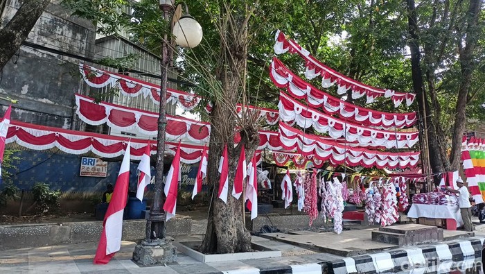 Pedagang bendera merah putih di Jalan Gubernur Haji Bastari Jakabaring.