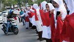 Sambut HUT RI, Pelajar Bagi-bagi Bendera Merah Putih di Kendari