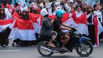 Sambut HUT RI, Pelajar Bagi-bagi Bendera Merah Putih di Kendari