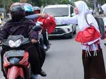 Sambut HUT RI, Pelajar Bagi-bagi Bendera Merah Putih di Kendari