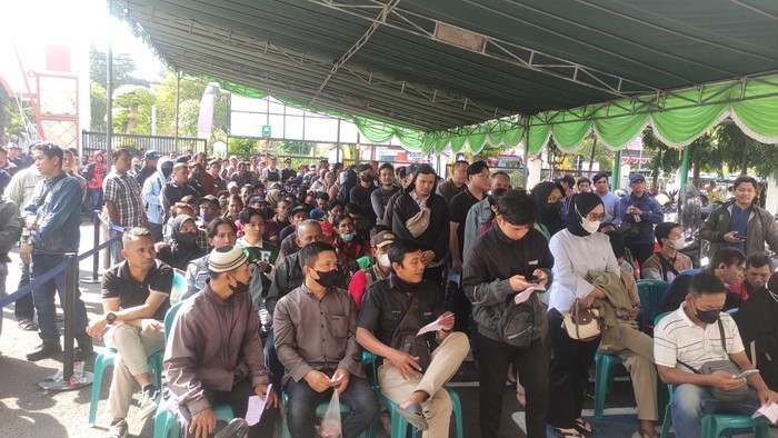 Pelanggar lalu lintas antre bayar tilang di Kejari Sidoarjo