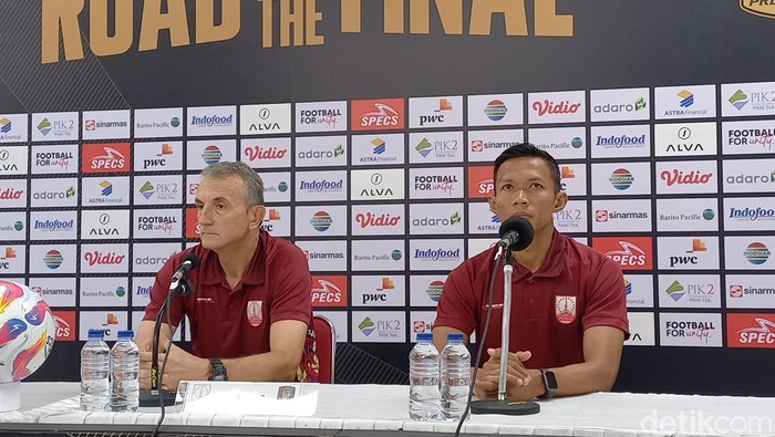Pelatih Persis Solo, Milomir Seslija, dan bek Eky Taufik, saat konferensi pers di Stadion Manahan, Solo, Jumat (2/8/2024).