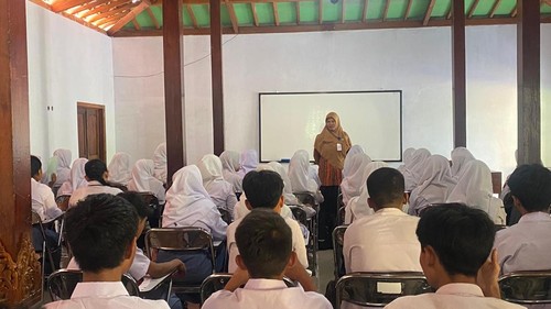 Salah satu guru SMAN 1 Karangnongko, Intarti Tri Rahayu tengah mengajar di kelas jauh SMAN 1 Karangnongko, di Desa Tlogowatu, Kecamatan Kemalang, Kabupaten Klaten