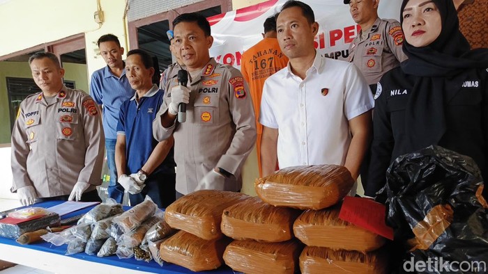 Pemuda bernama Mahyudin diringkus saat akan bertransaksi narkoba di pemakaman umum.