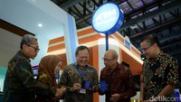 Direktur Utama PT Artajasa Pembayaran Elektronis, Armand Hermawan didampingi Direktur PT Bank Perkreditan Rakyat Universal Ronny Loen, Komisaris PT Bank Perkreditan Rakyat Universal, Reyhan Y Satyahadi berbincang usai penandatangan kerjasama untuk layanan Mobile Banking dan Outsource Switching di Festival Ekonomi Keuangan Digital Indonesia (FEKDI) 2024 di Jakarta Convention Center.