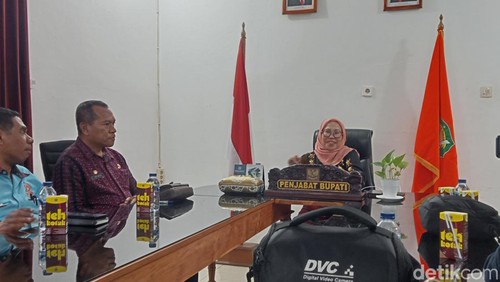 Penjabat Bupati Flores Timur, Sulastri HI Rasyid, di ruang kerjanya, Kamis (1/8/2024). (Foto: Yurgo Purab/detikBali)