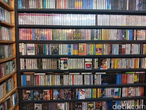 Penjual Kaset Pita Masih Eksis Sampai Sekarang, Berapa Omzetnya?