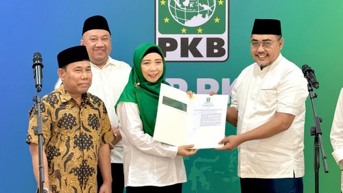 Penyerahan rekomendasi PKB kepada Rohmi-Firin untuk Pilgub NTB di Kantor DPP PKB Jakarta pada Jumat (2/8/2024). (Foto: Istimewa/PKB NTB)