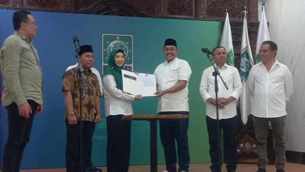 Penyerahan SK dari PKB ke Cagub-Cawagub NTT dan NTB (Belia/detikcom)