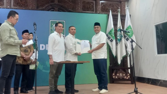 Penyerahan SK dari PKB ke Cagub-Cawagub NTT dan NTB (Belia/detikcom)