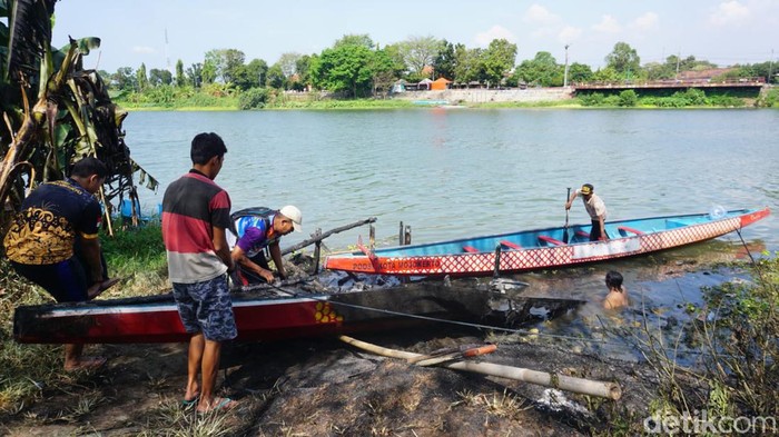 Perahu Naga Terbakar saat Akan Dipakai Latihan Atlet Dayung Mojokerto