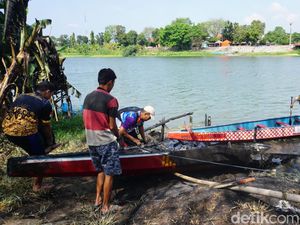 Perahu Naga Hendak Dipakai Latihan di Mojokerto Tetiba Terbakar