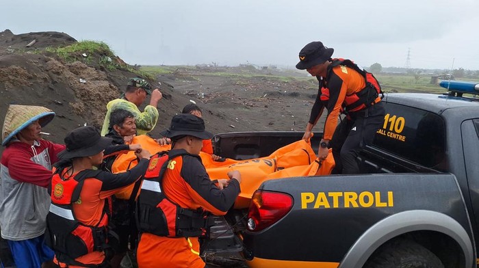 Tim SAR gabungan mengevakuasi korban tewas dalam kecelakaan perahu terbalik di perairan Pantai Bunton, Kecamatan Adipala, Kabupaten Cilacap, Jumat (2/8/2024).