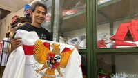Harga bendera dan umbul-umbul di konveksi ini mulai dari Rp 3.000 sampai Rp 275.000/pcs. Misalnya bendera lapangan berukuran 180x270 cm dibanderol Rp 275.000.
