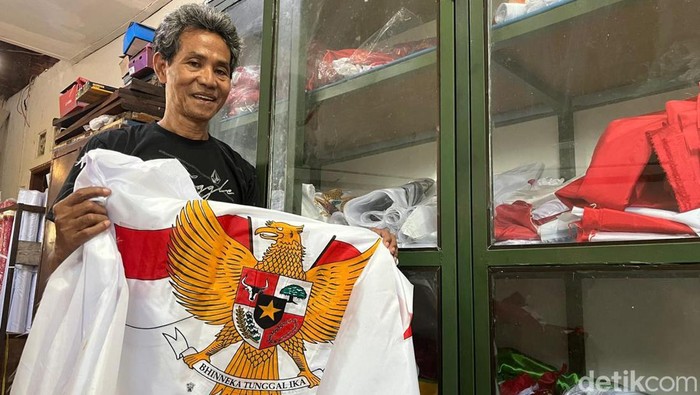 Perajin bendera dan umbul-umbul di Mojokerto