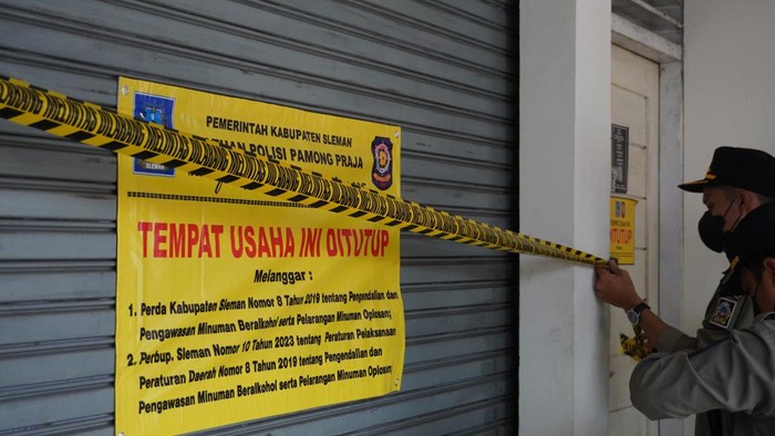 Petugas gabungan menutup tempat usaha penjualan miras ilegal di 9 kapanewon di Sleman. Foto diunggah Jumat (2/8/2024).