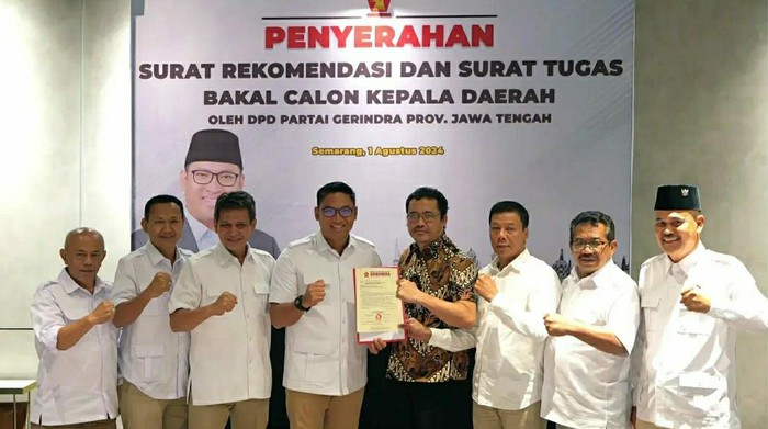 Ketua DPD Gerindra Jateng Sudaryono menyerahkan rekomendasi kepada balon bupati dan wakil bupati Magelang, Grengseng Pamuji dan Sahid. Foto diunggah Jumat (2/8/2024).
