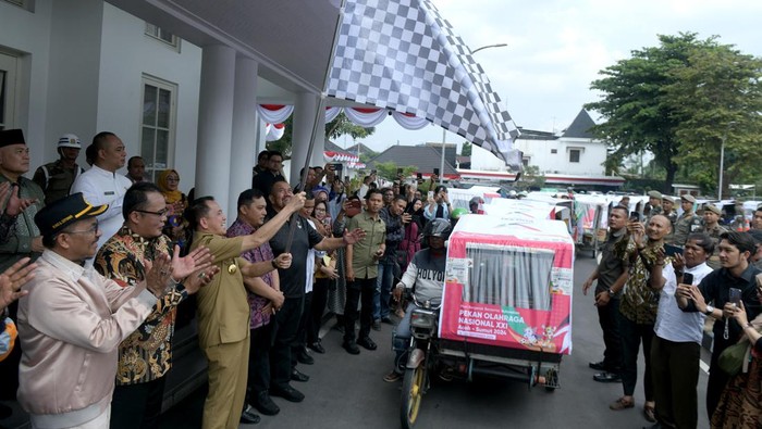 Pj Gubsu Agus Fatoni melepas becak bermotor yang akan digunakan untuk sosialisasi PON