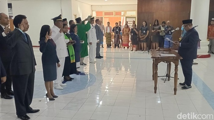 Pj Wali Kota Kupang, Fahrensy P Funay saat melantik 17 pejabat dilingkup Pemerintah Kota Kupang, Jumat (2/8/2024).