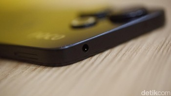Bagian atasnya masih terdapat port jack audio 3,5mm. Foto: Adi Fida Rahman/detikINET