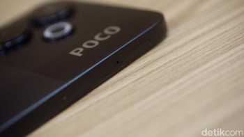 Sisi kanan terdapat sloit SIM Card. Foto: Adi Fida Rahman/detikINET