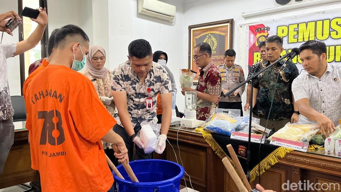 Polda Jambi memusnahkan barang bukti narkoba senilai Rp 10 miliar dari jaringan internasional.