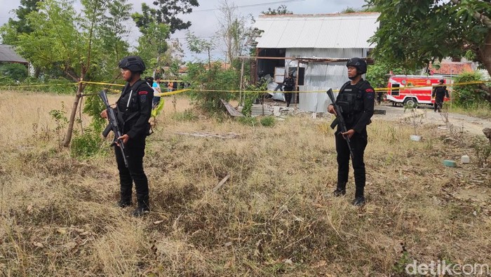 Polisi olah TKP lokasi ledakan di warung Pamekasan