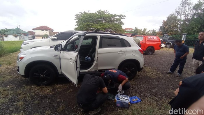 Polisi tengah melakukan olah TKP pencurian modus pecah kaca.