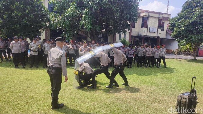 Polres Lubuklinggaumelakukan latihan dalam rangka pengamanan bila terjadi kericuhan saat Pilkada 2024