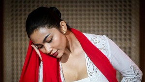 Sukses nari Jaipongan, Ariel Tatum gak mau berpuas diri. Model berusia 27 tahun itu kini berkecimpung ke seni pertunjukan tradisi atas ajakan Titimangsa. Ariel Tatum bakal jadi ronggeng atau penari Sunda, nyinden sekaligus berakting dalam monolog panjang berdurasi 1,5 jam.