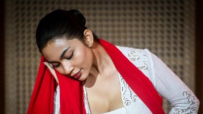 Potret Ariel Tatum Jadi Ronggeng di Sang Kembang Bale