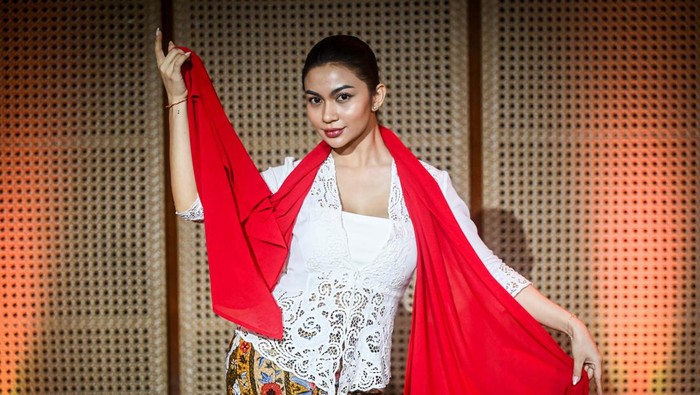 Program Director Bakti Budaya Djarum Foundation Renitasari Adrian (kiri) bersama pemeran Sang Kembang Bale Ariel Tatum (kedua kiri), Produser Pradetya Novitri (kedua kanan), dan Sutradara Heliana Sinaga (kanan) berpose usai memberikan keterangan pers jelang pementasan Sang Kembang Bale di Galeri Indonesia Kaya, Jakarta, Kamis (1/8/2024). Titimangsa bersama Bakti Budaya Djarum Foundation akan mengadakan pementasan Sang Kembang Bale (Nyanyian yang Kutitipkan pada Angin) pada 10-11 Agustus 2024 mendatang di NuArt Sculpture Park, Bandung. ANTARA FOTO/Rivan Awal Lingga/rwa.