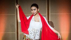 Potret Ariel Tatum Jadi Ronggeng di Sang Kembang Bale Potret Ariel Tatum Jadi Ronggeng di Sang Kembang Bale