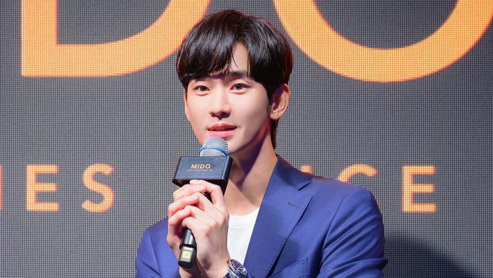 Ketampanan Kim Soo Hyun buat penggemar tak berkedip. Aktor Queen of Tears ini tampil menawan saat mengenakan jam tangan mewah.