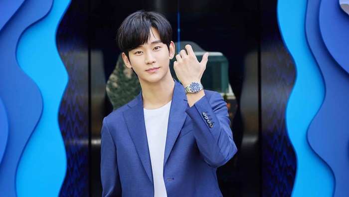 Ketampanan Kim Soo Hyun buat penggemar tak berkedip. Aktor Queen of Tears ini tampil menawan saat mengenakan jam tangan mewah.
