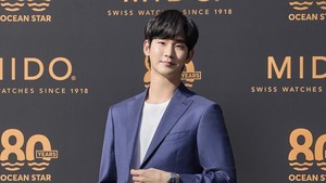 Kim Soo Hyun menarik perhatian dengan setelan birunya.