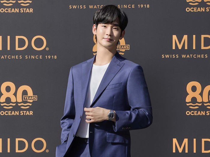 Ketampanan Kim Soo Hyun buat penggemar tak berkedip. Aktor Queen of Tears ini tampil menawan saat mengenakan jam tangan mewah.