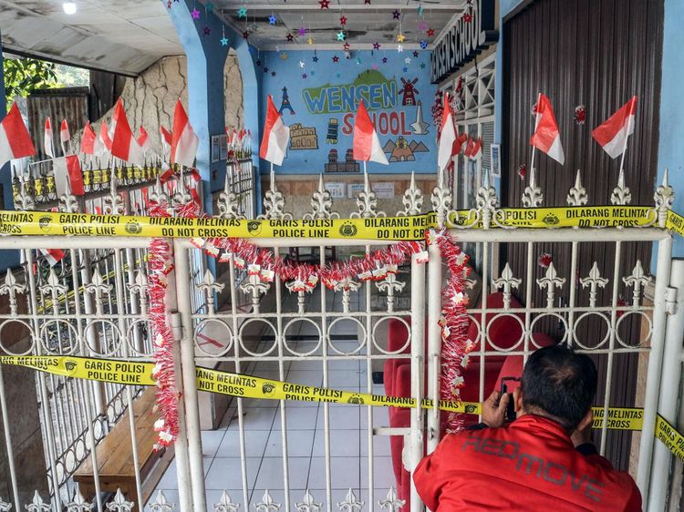Potret Penyegelan Wensen School, TKP Bayi dan Balita Dianiaya Meita